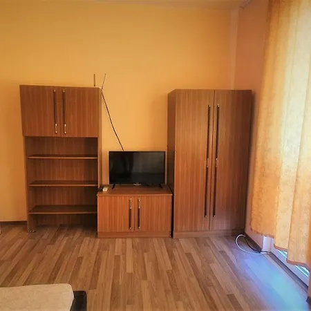 Hostel Apartments And Guest Rooms 