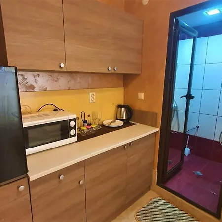 Hostel Apartments And Guest Rooms 