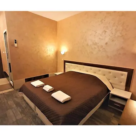 Hostel Apartments And Guest Rooms 